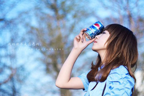 一个男人摸你头的心理（一个男人爱摸女人的头是什么意思）